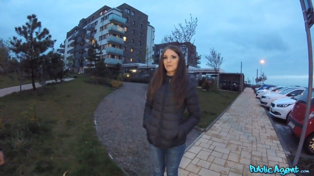 Sokaktan geçen genç Rus kızı çevirip para karşılığında sikiyor